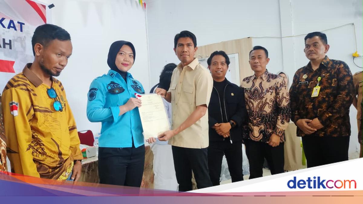 Reses di Kolaka, Bahtra Bagikan Sembako dan Sertifikat Tanah ke 3 Desa