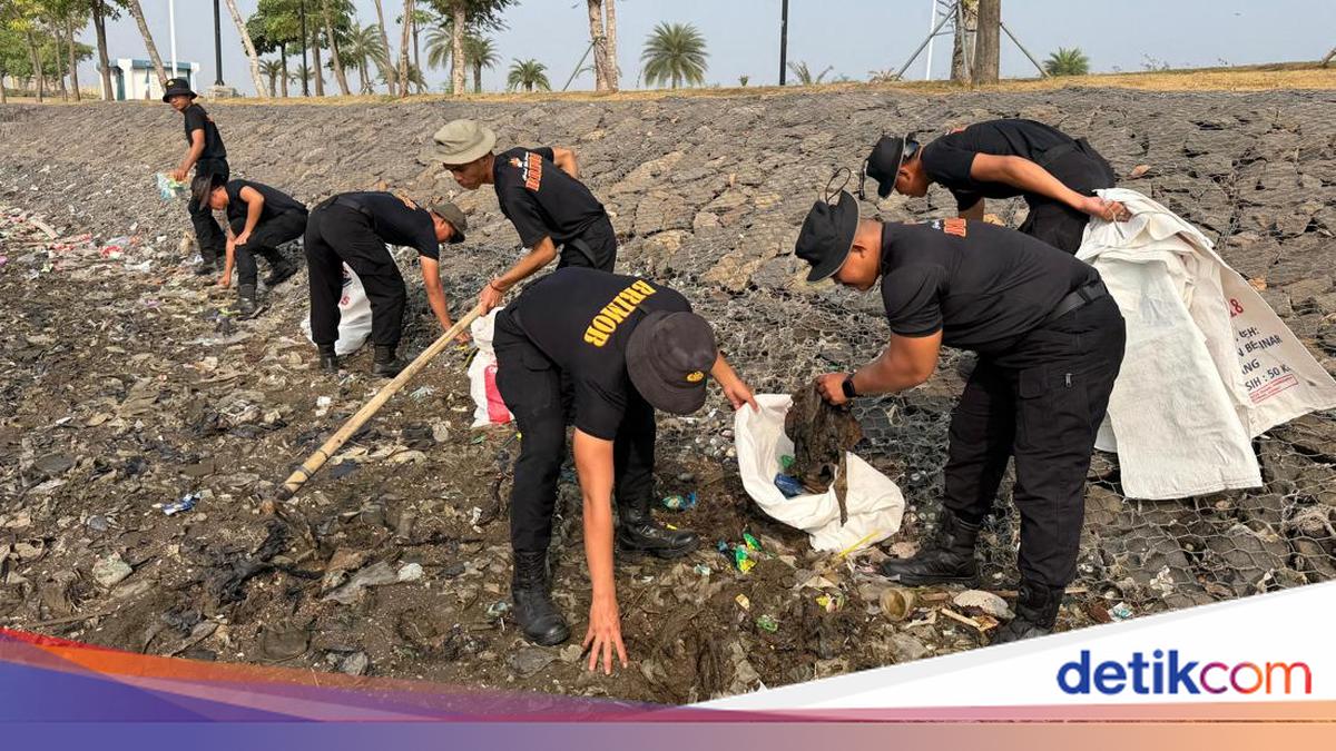 Gerakan ASRI, Brimob Polda Metro Bersihkan Sampah di Pesisir Pantai Kaligaga