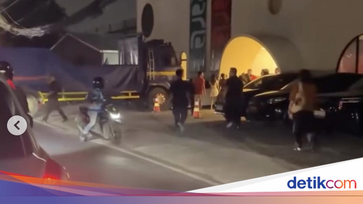 Truk Tabrak Mobil Lagi Parkir di Kemang Jaksel, Sempat Tutup Jalan