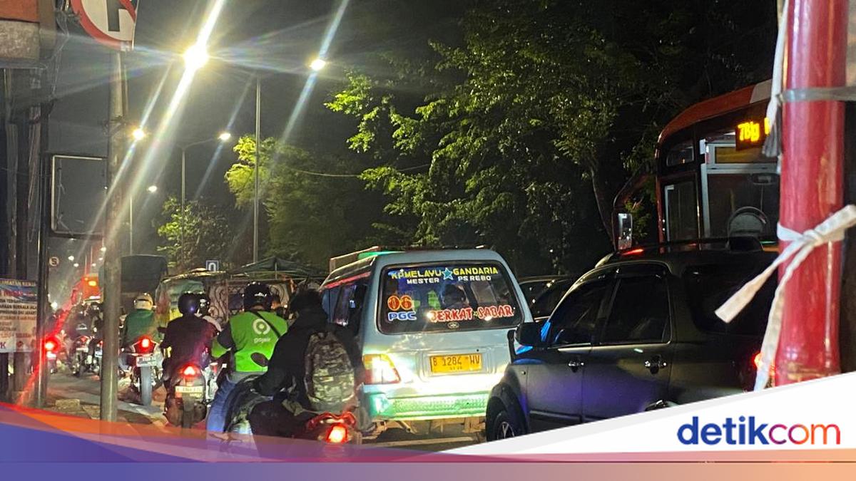 Simpang Hek Kramat Jati Macet Panjang Malam Ini Imbas Perbaikan Jalan