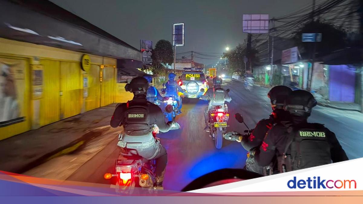 Pemotor Patah Tulang Usai Tabrak Bus di Bekasi, Brimob Bantu Evakuasi