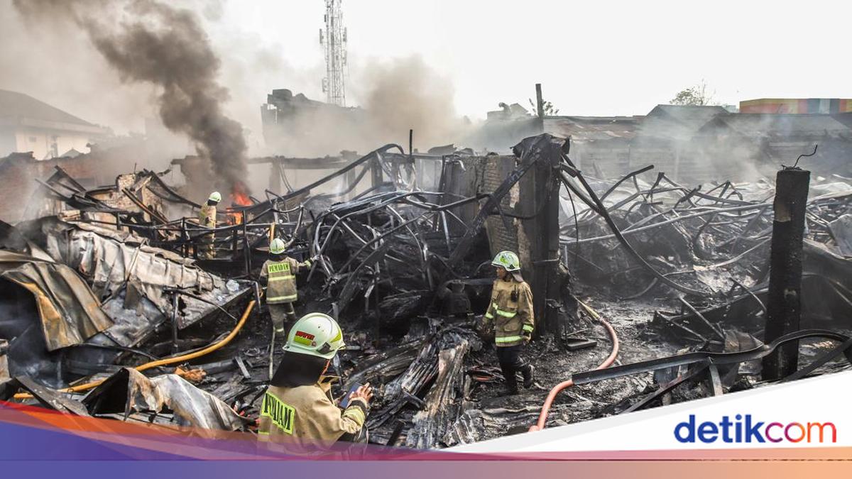 Kebakaran Hebat Melanda Pabrik Bingkai di Jakarta Timur, 100 Petugas Dikerahkan