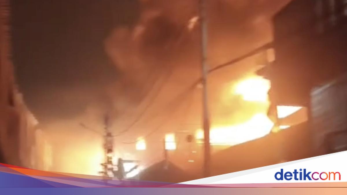 Pabrik Bingkai di Duren Sawit Jaktim Kebakaran, 22 Unit Damkar Dikerahkan