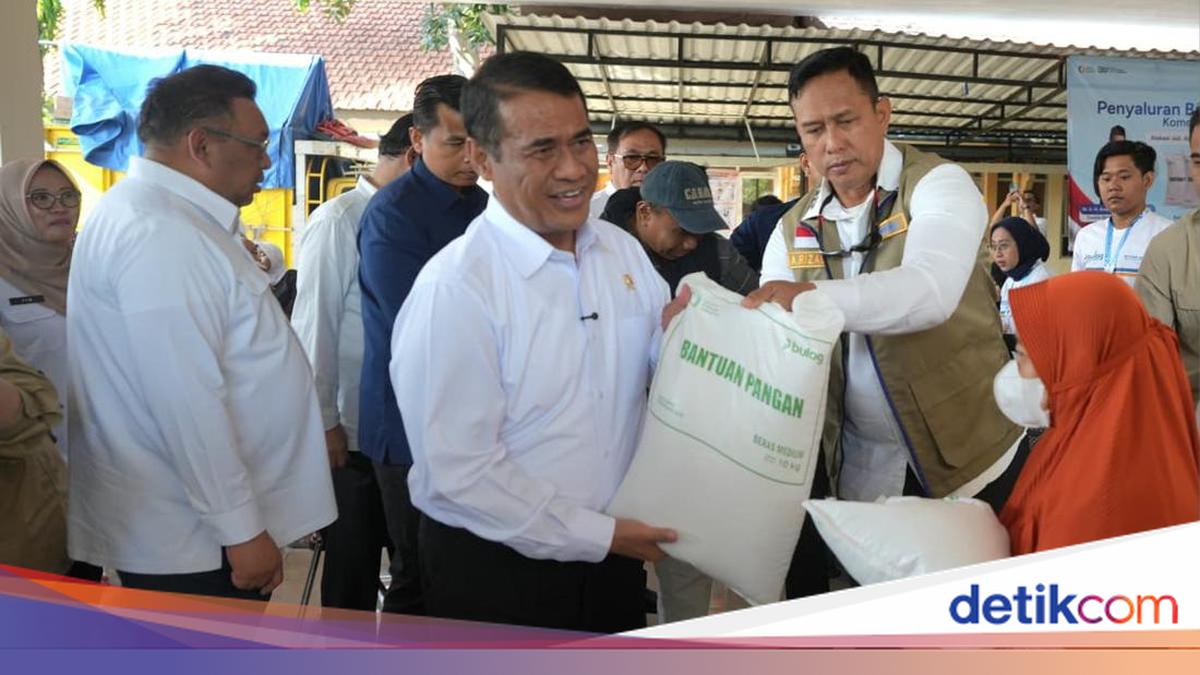 Mentan dan Dirut BULOG Serahkan Bantuan Pangan ke Warga Surabaya