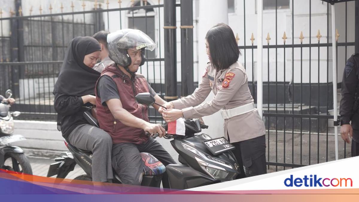 Sambut HUT RI, Polisi Bagikan Bendera Merah Putih ke Warga di Samsat Bogor