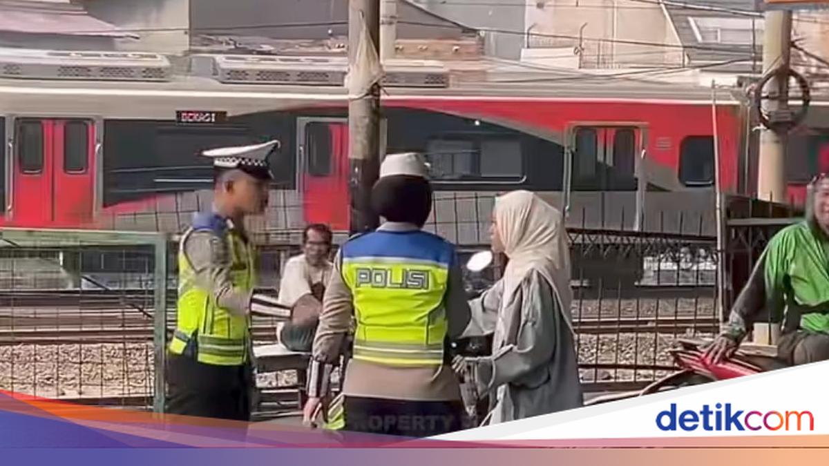 Wanita Lawan Arah di Jaktim, Ditegur Malah Ngambek dan Tinggalkan Motor
