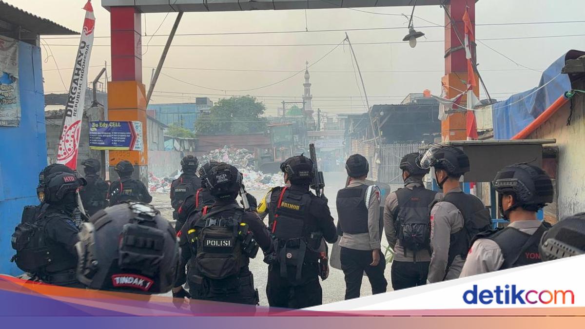 Brimob Polda Metro Back Up BNN Gerebek Bos Narkoba di Kampung Bahari