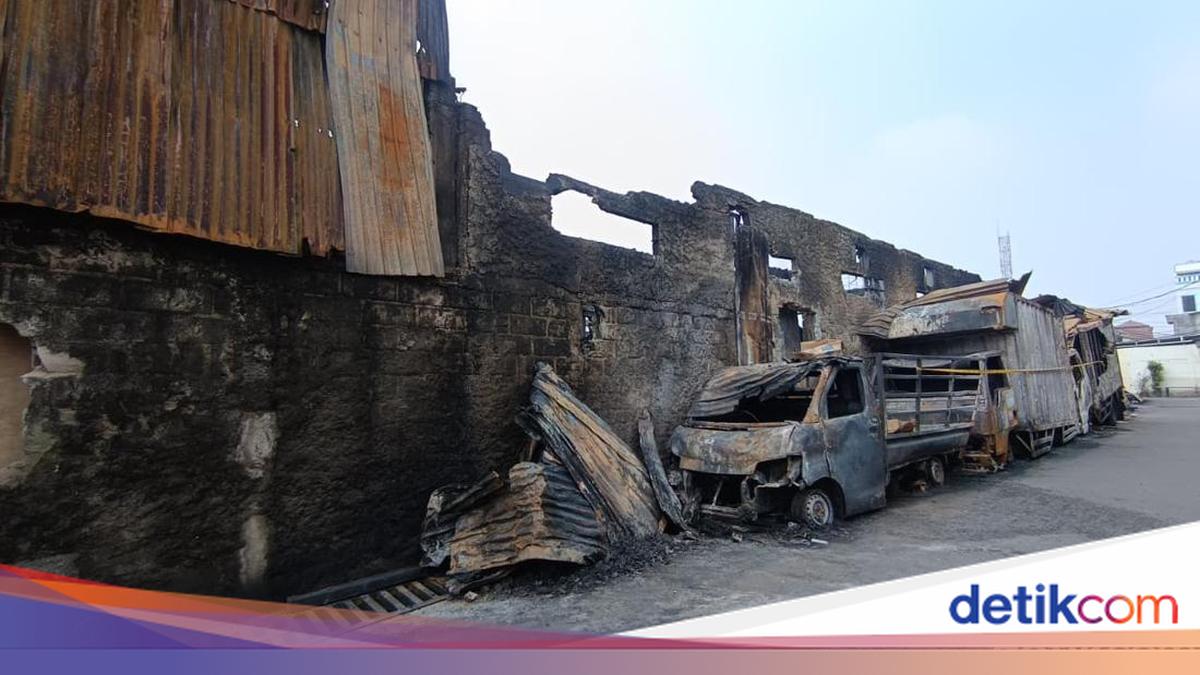 Kondisi Terkini Pabrik Bingkai di Jaktim yang Terbakar Sampai Belasan Jam