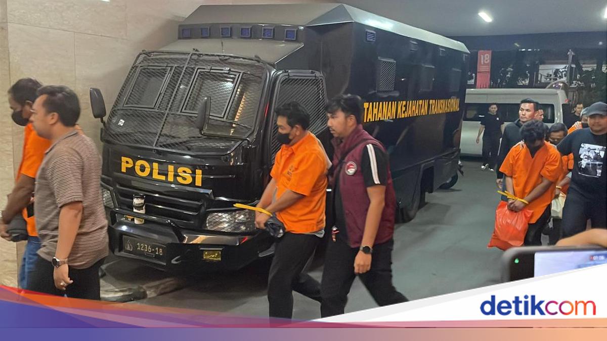 Tangan Diborgol, 8 Tersangka Kasus 1,3 Ton Ketamin Tiba di Bareskrim