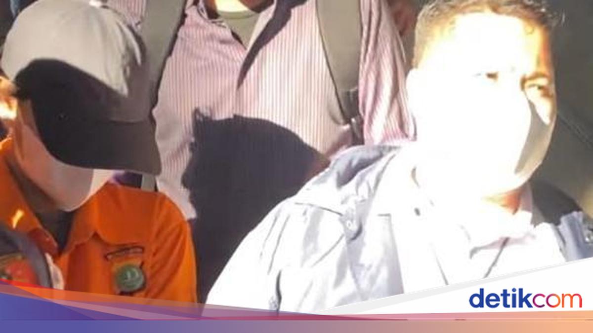 Berbaju Tahanan, 2 Pelaku 'Hafalan Qur'an Tukar Miras' Digiring ke Rutan