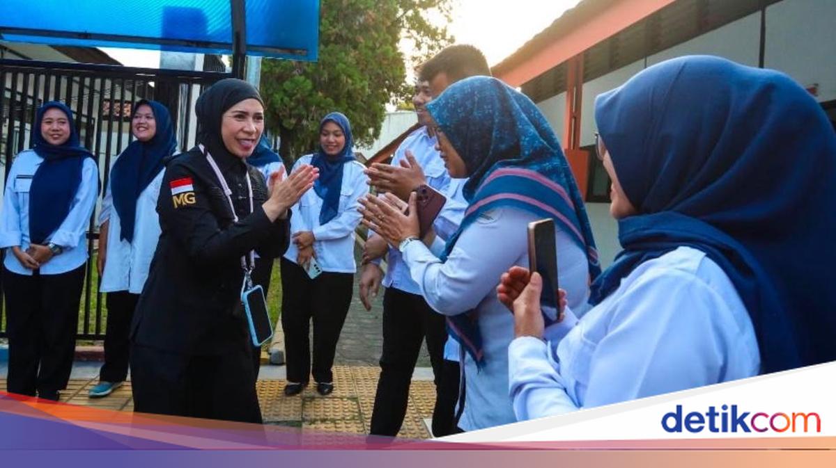 Kunjungan ke SRMP 9 Bandung, Melly Goeslaw Dengar Cerita Para Siswa
