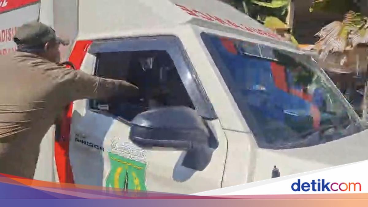 Sopir Ambulans RSUD Pinrang Kena Tonjol Usai Senggol Bocah saat Karnaval