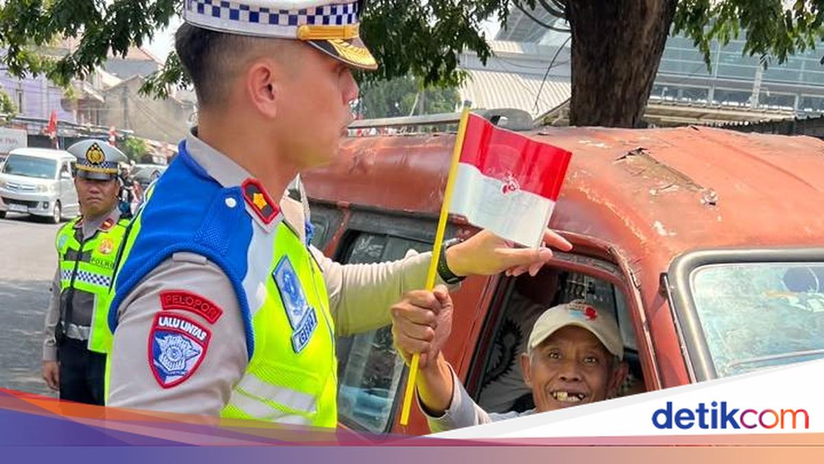 Polantas di Bekasi Sapa Ojol hingga Angkot, Bagikan Bendera Merah Putih