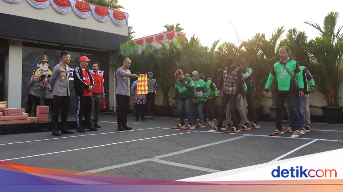 Lomba Bakiak-Servis Motor Ojol Meriahkan HUT RI di Polrestro Bekasi Kota