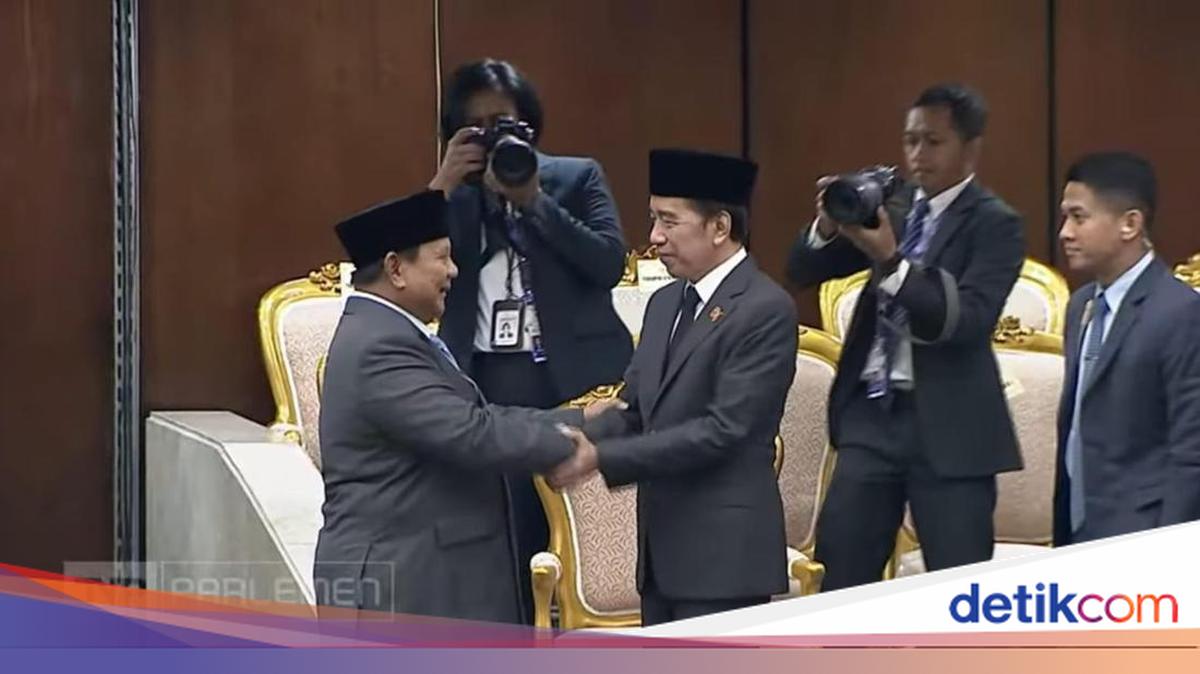 Salam Hormat Prabowo Dibalas Jempol Jokowi