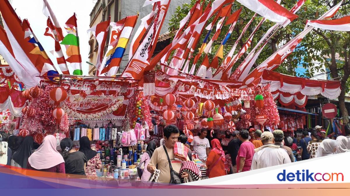 Jelang HUT ke-81 RI, Pedagang Bendera di Jatinegara Ngeluh Sepi Pembeli
