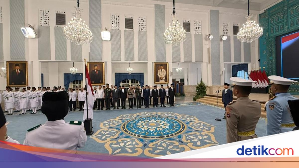 Gibran Kukuhkan 76 Anggota Paskibraka 2026 di Istana Negara