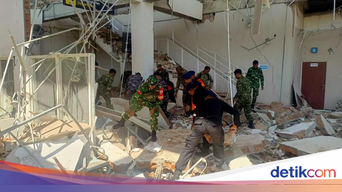 Brimob Polda NTT Bantu Evakuasi Korban dari Reruntuhan Usai Gempa M 7,7