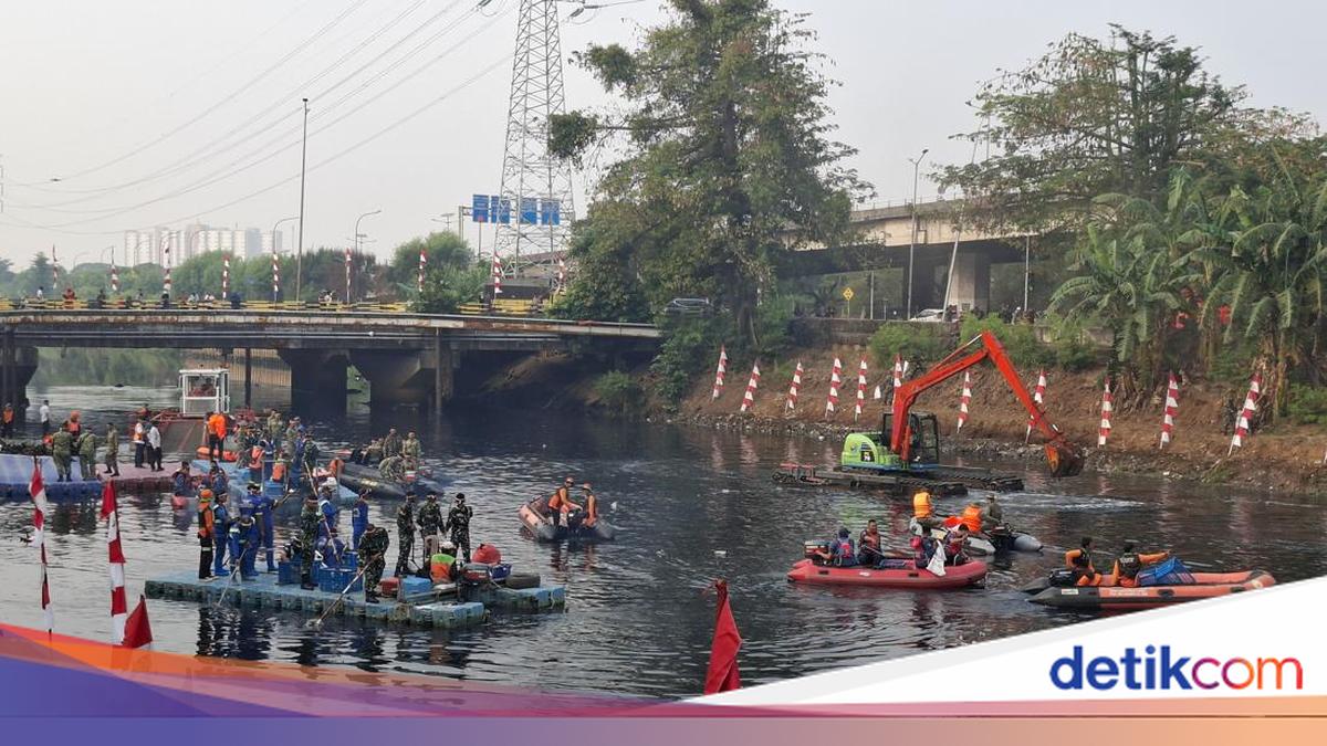 TNI-Polri dan Pemprov DKI Bersihkan Sungai Kalijodo Jelang HUT Ke-81 RI
