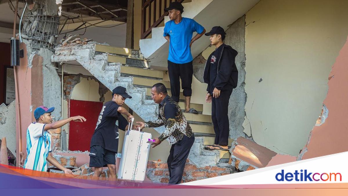 Polisi Kerahkan Anjing K-9 Cari Korban di Reruntuhan Gempa M 7 NTT