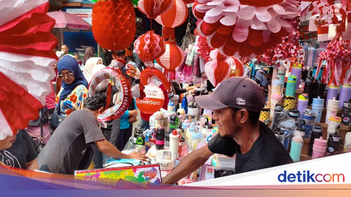 Warga Berburu Hadiah Lomba 17-an di Pasar Jatinegara, Rogoh Kocek Rp 2 Juta