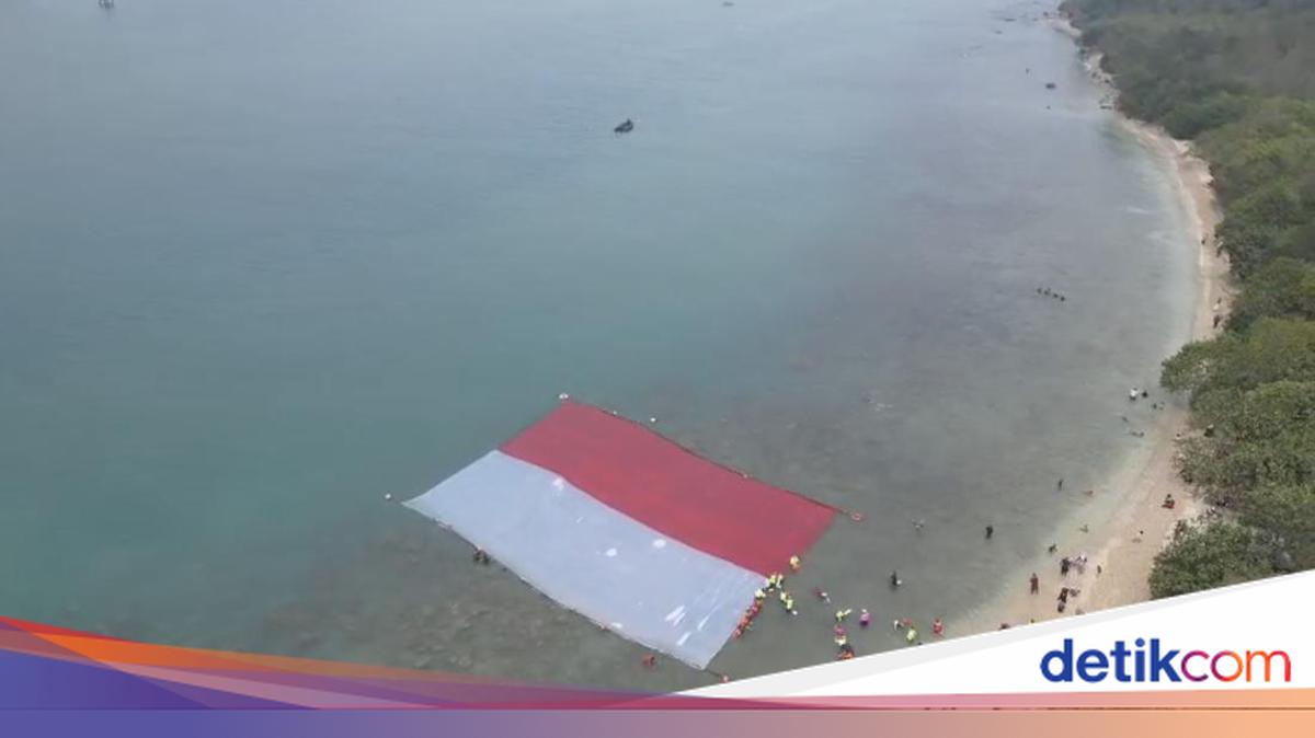 Peringati HUT Ke-81 RI, Merah Putih Raksasa Dikibarkan di Laut Merak