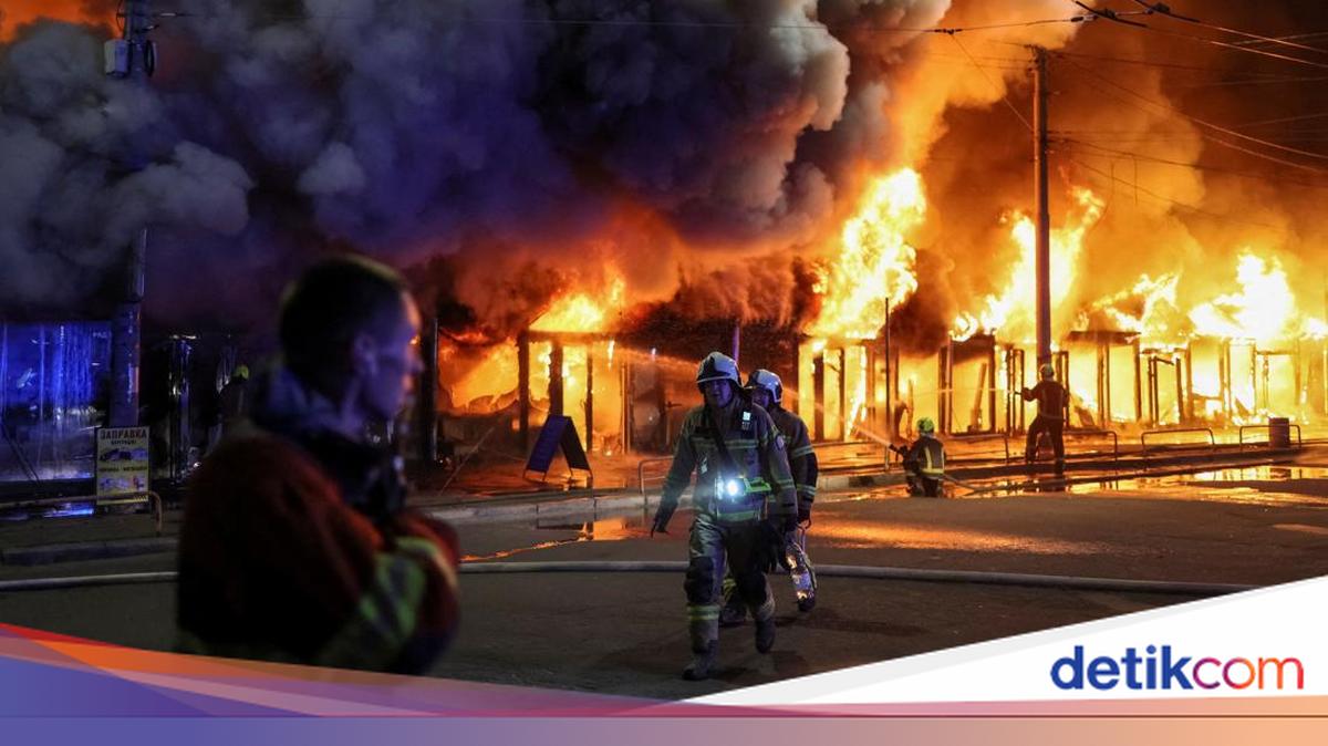 Dentuman Rudal Guncang Kyiv, Petugas Damkar Berjibaku di Lokasi Serangan