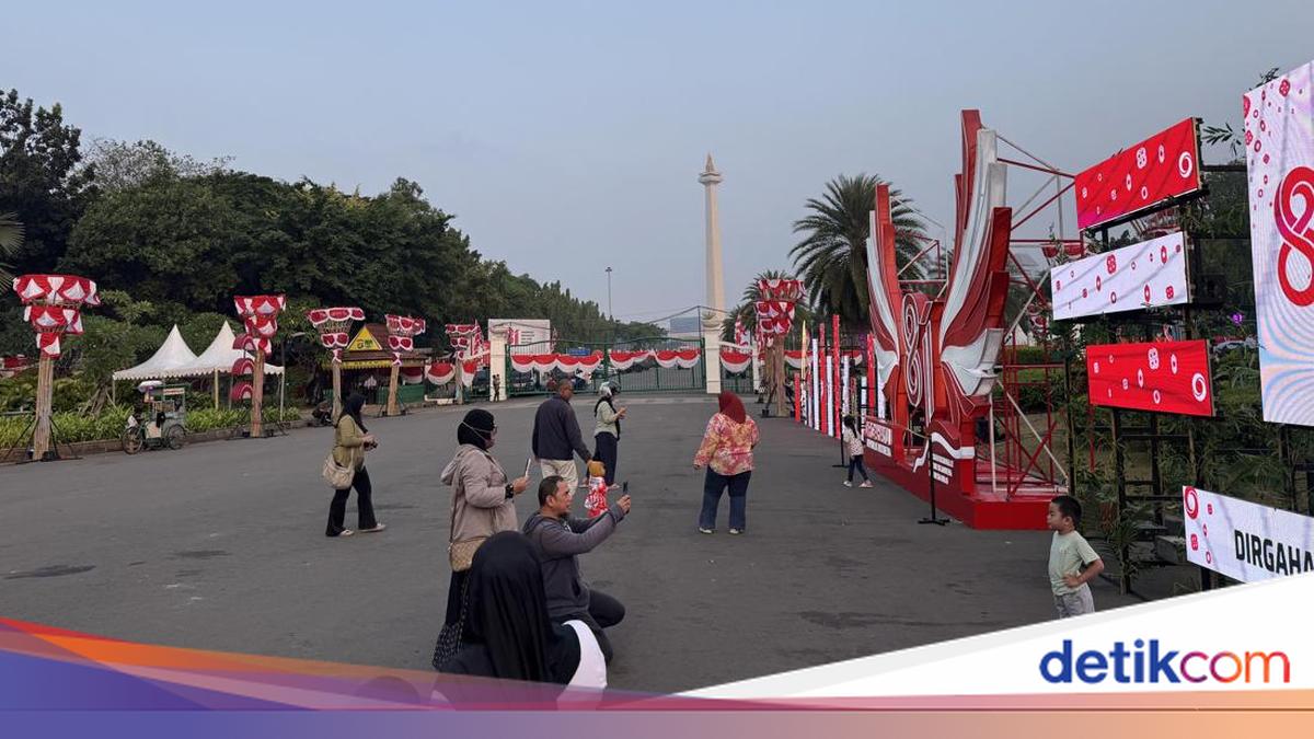 Monas Bersolek Jelang Perayaan HUT Ke-81 RI, Warga Antusias Foto-foto