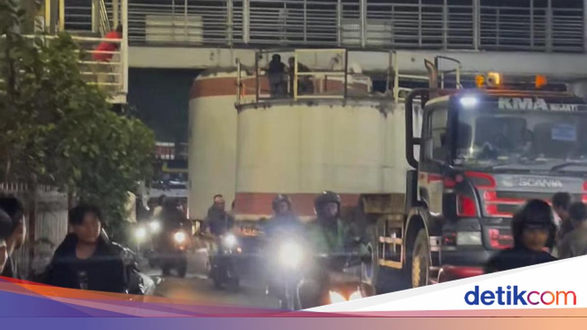 Truk Nyangkut di JPO Kramat Jati Jaktim, Lalin Sempat Tersendat