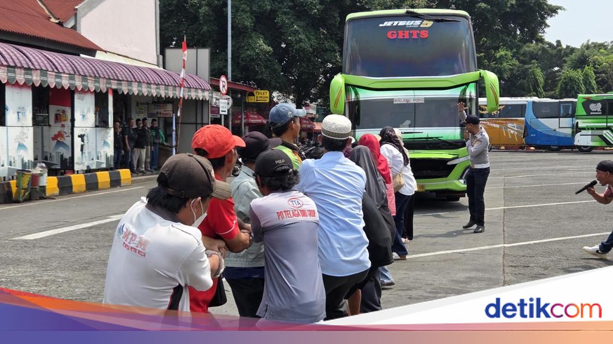 Meriahkan HUT RI, Warga Terminal Kalideres Gelar Lomba Tarik Bus