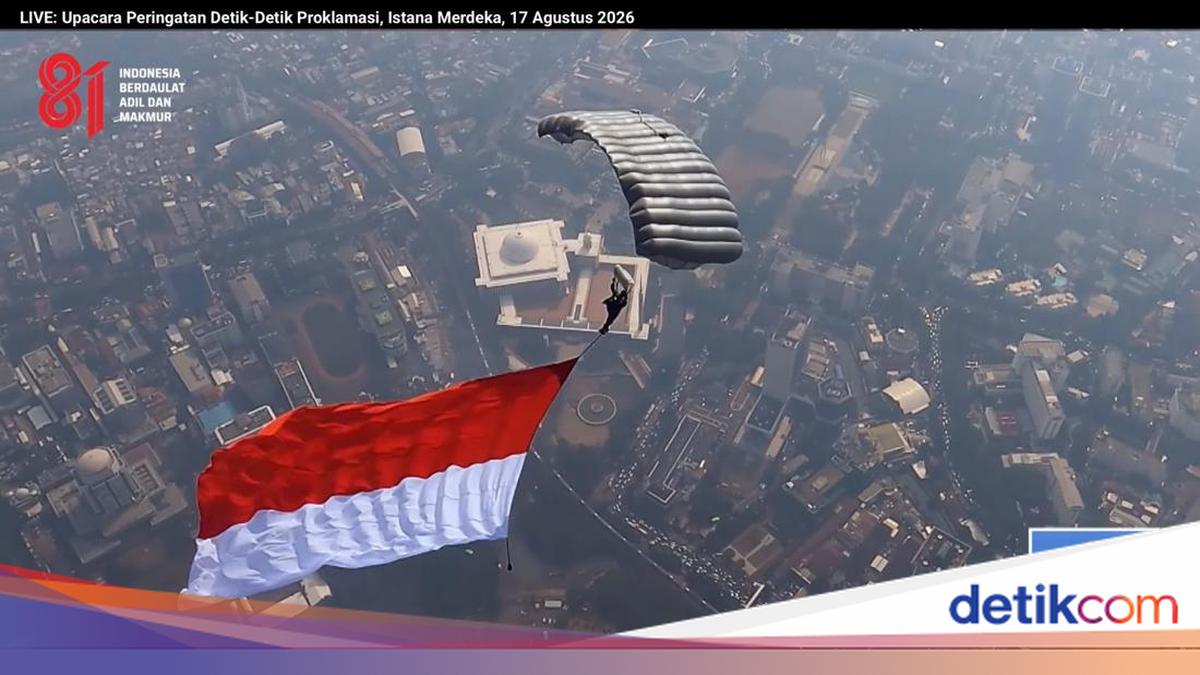 17 Penerjun Kopassus TNI Kibarkan Bendera Merah Putih di Langit Jakarta