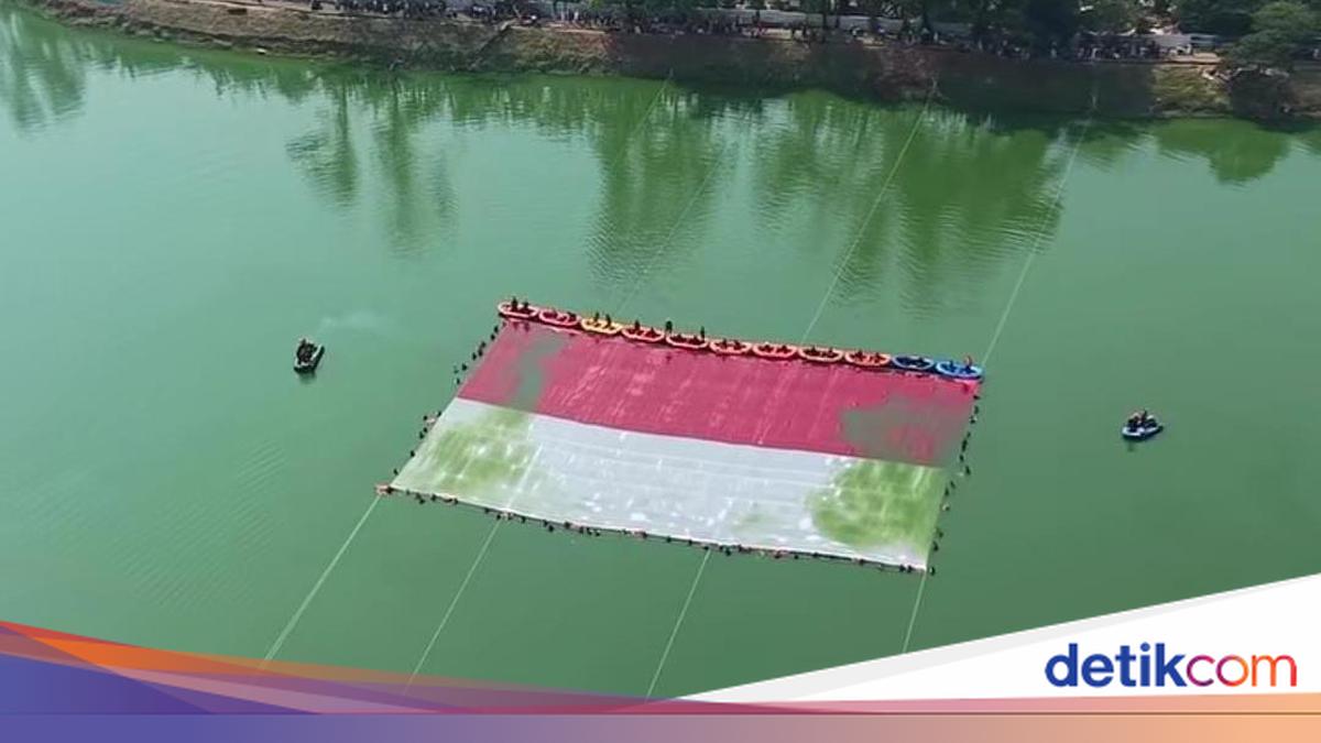 Melihat Bendera Merah Putih Raksasa Terbentang di Danau Situ Gintung