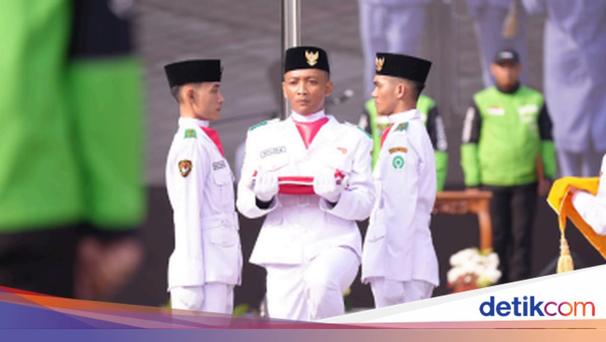 Driver Gojek Kibarkan Merah Putih, Pertama &amp; Satu-Satunya di Indonesia