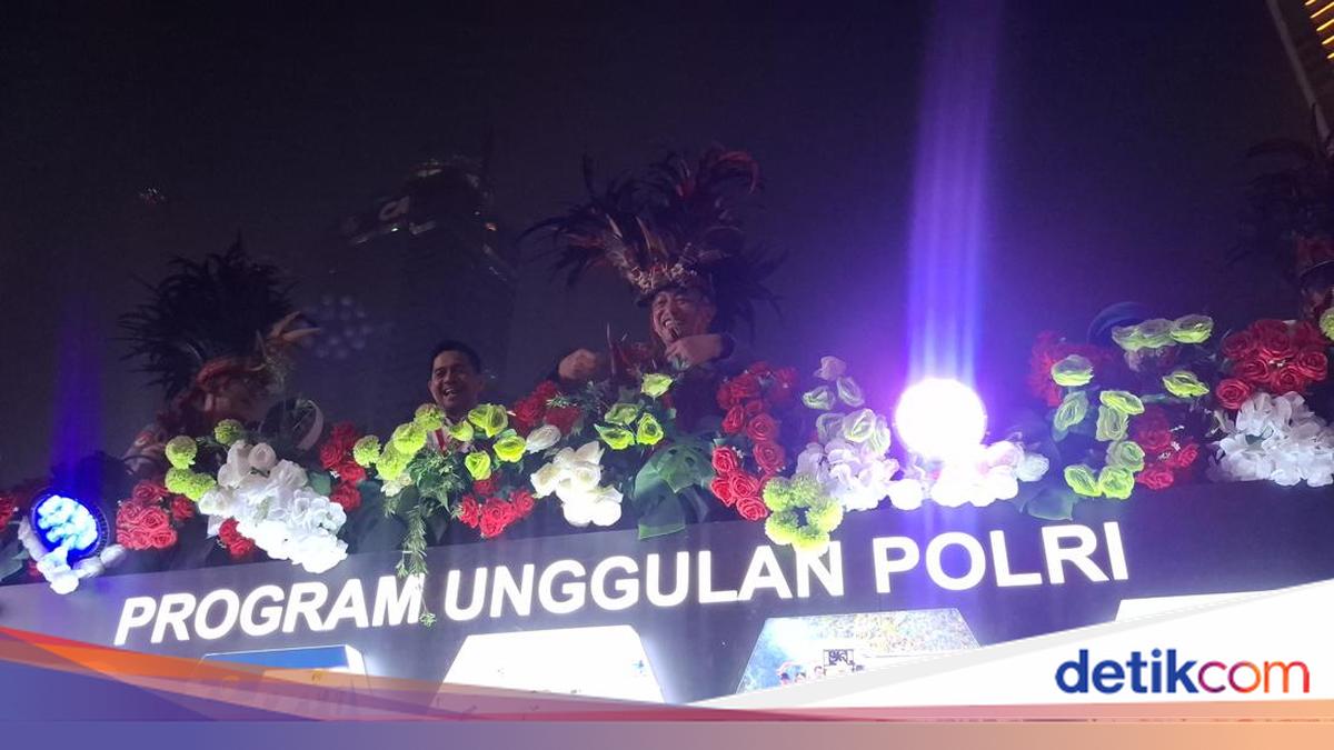 Momen Kapolri Bagi-bagi Boneka Saat Karnaval Malam Merdeka