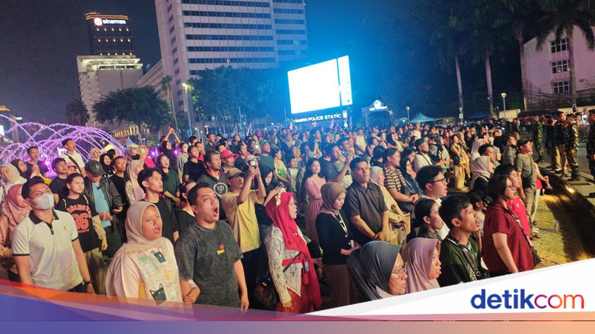 Momen Khidmat Warga Nyanyi Indonesia Raya dalam Perayaan HUT Ke-81 RI di HI