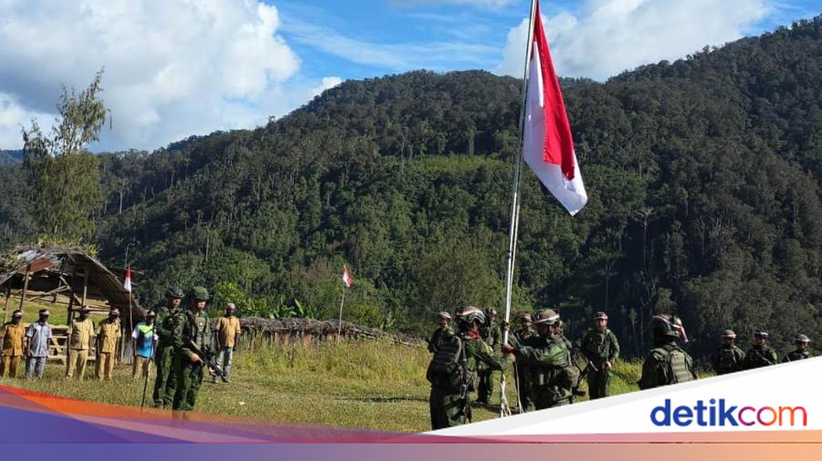 Peringati HUT RI, TNI Kibarkan Merah Putih di Kaki Gunung Cartenz