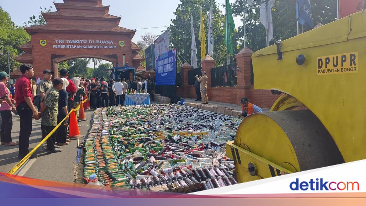 15 Ribu Botol Miras Hasil Sitaan 3 Bulan di Bogor Dimusnahkan