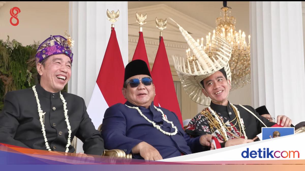 Saat Prabowo Diapit Jokowi dan Gibran Nonton Atraksi Pesawat