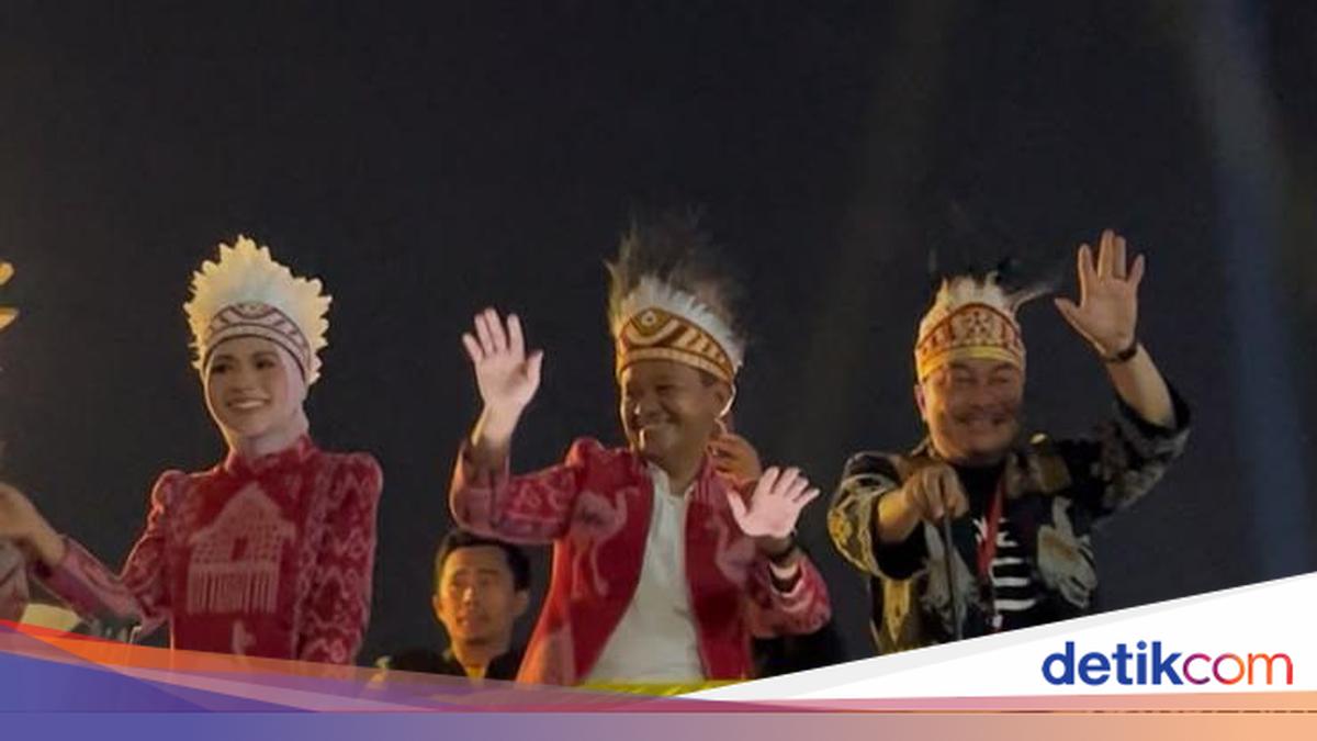 Ragam Karnaval Malam Merdeka: Bahlil Bertopi Rumbai, Bos BGN Bagi Kotak Makan