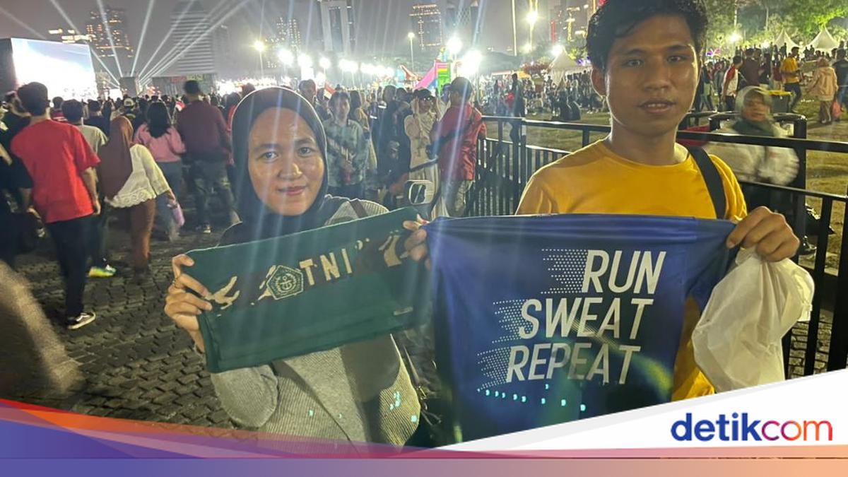 Senangnya Warga Dapat Handuk hingga Kaus di Karnaval Malam Merdeka
