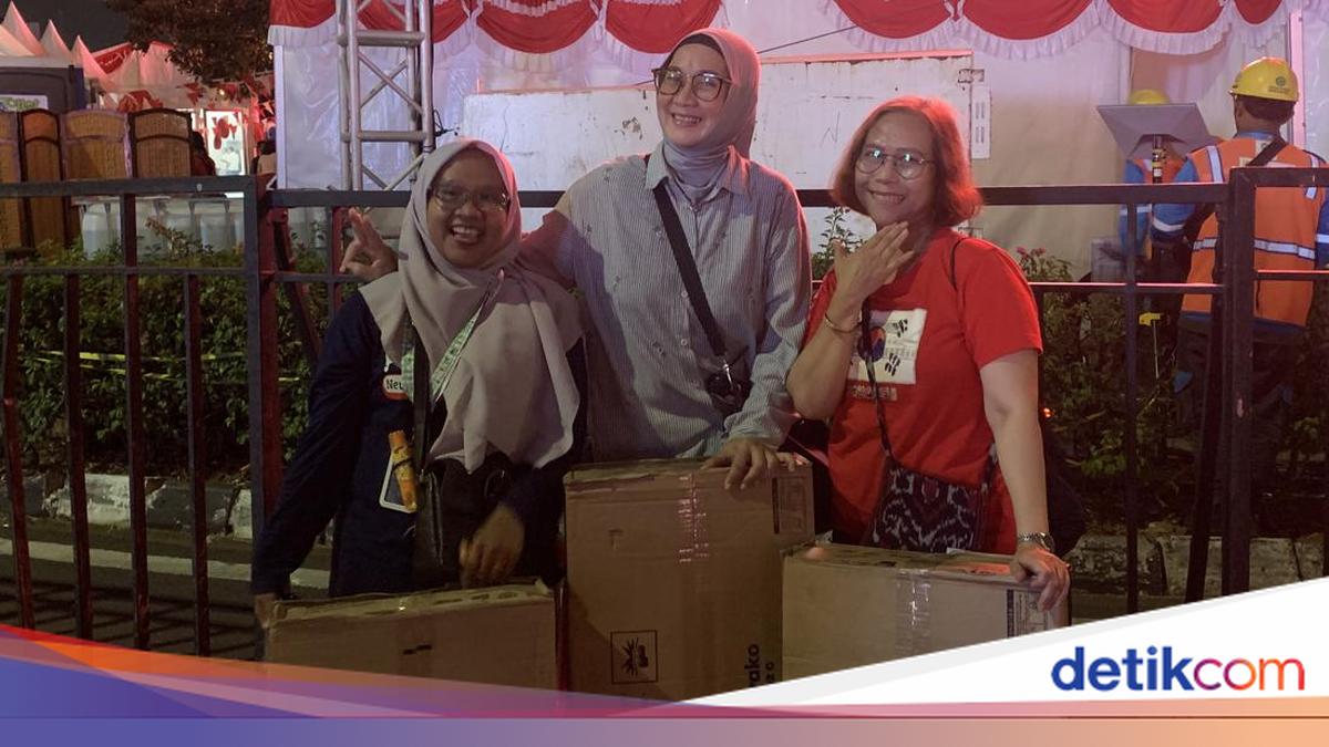 Senangnya 3 Emak-emak Dapat Kompor Usai Ikut Kuis Perayaan HUT RI di HI