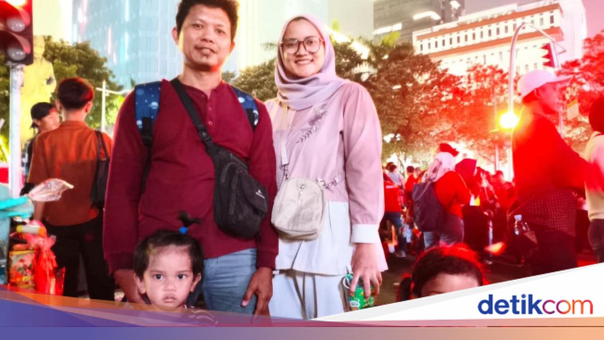 Antusias Warga Nonton Karnaval HUT RI di Patung Kuda, Ada yang Bawa Kursi Lipat