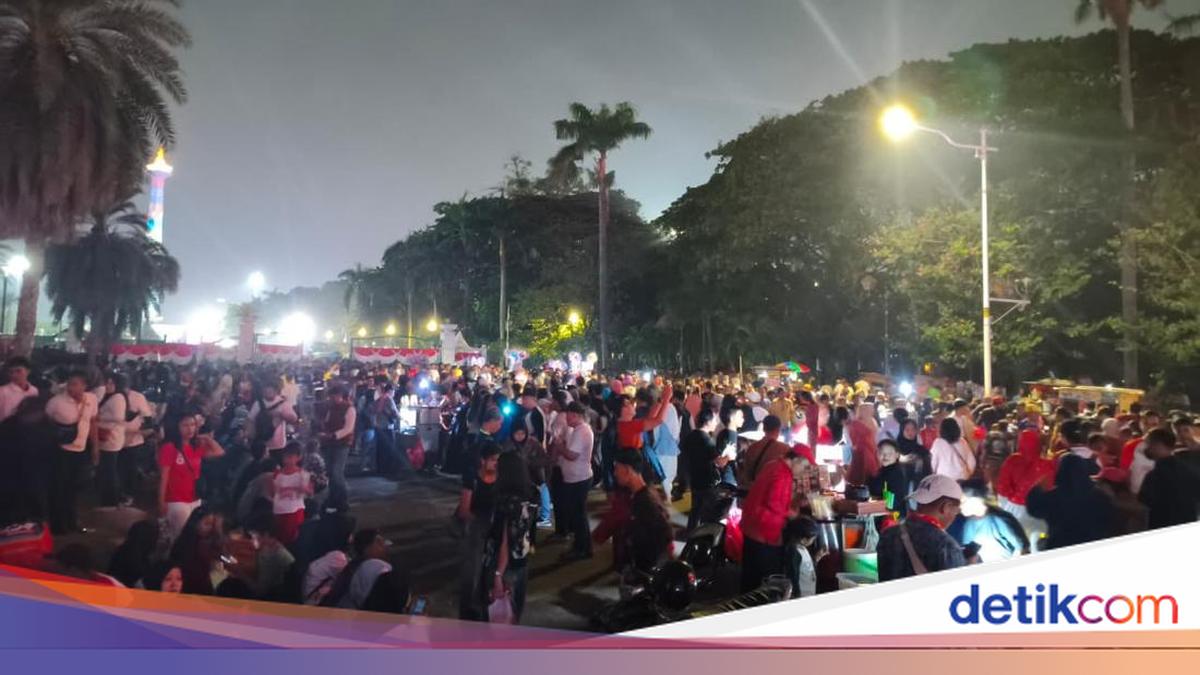 Warga Ramai-ramai Padati Kawasan Monas di Perayaan Malam Merdeka