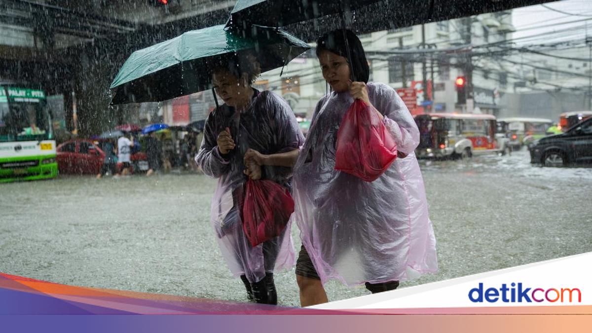 Hujan Monsun Picu Banjir di Metro Manila, Warga Berjuang Terjang Genangan
