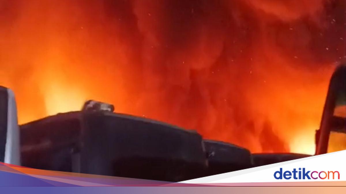 Ngeri Kebakaran Pangkalan Bus di Cikarang, Api Bikin Langit Malam Memerah