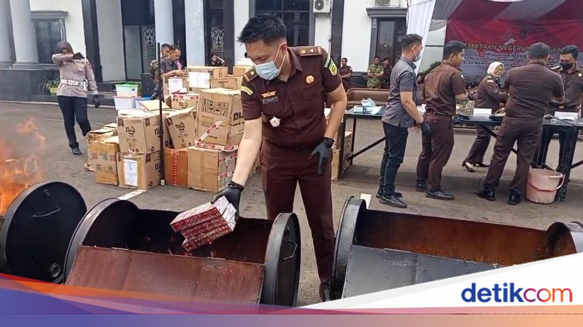 Kejari Pandeglang Musnahkan 4.251 Slof Rokok Ilegal hingga 13.537 Pil Tramadol