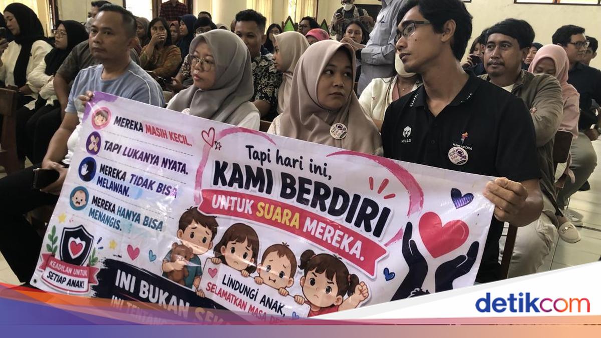 Bawa Spanduk, Massa Ortu Korban Hadiri Sidang Perdana Kasus Daycare Jogja