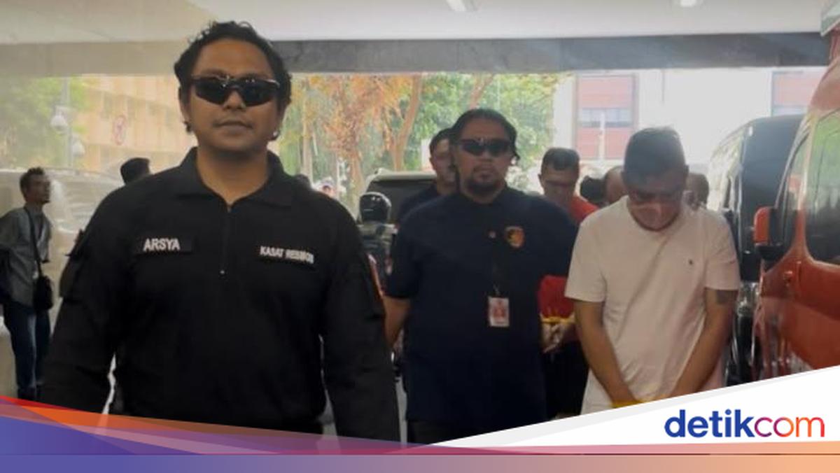Tangan Diborgol, 9 Tersangka Kasus Judi Kasino Batam Tiba di Bareskrim
