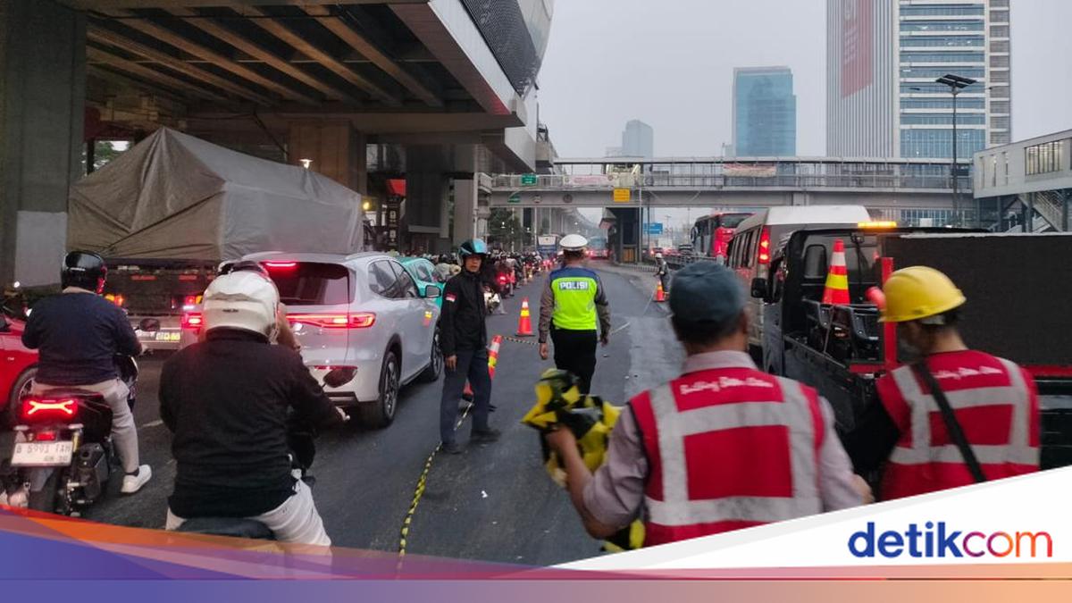 Jalan Diperbaiki, Separator TransJ di Jalan Gatot Subroto Dicabut Sementara