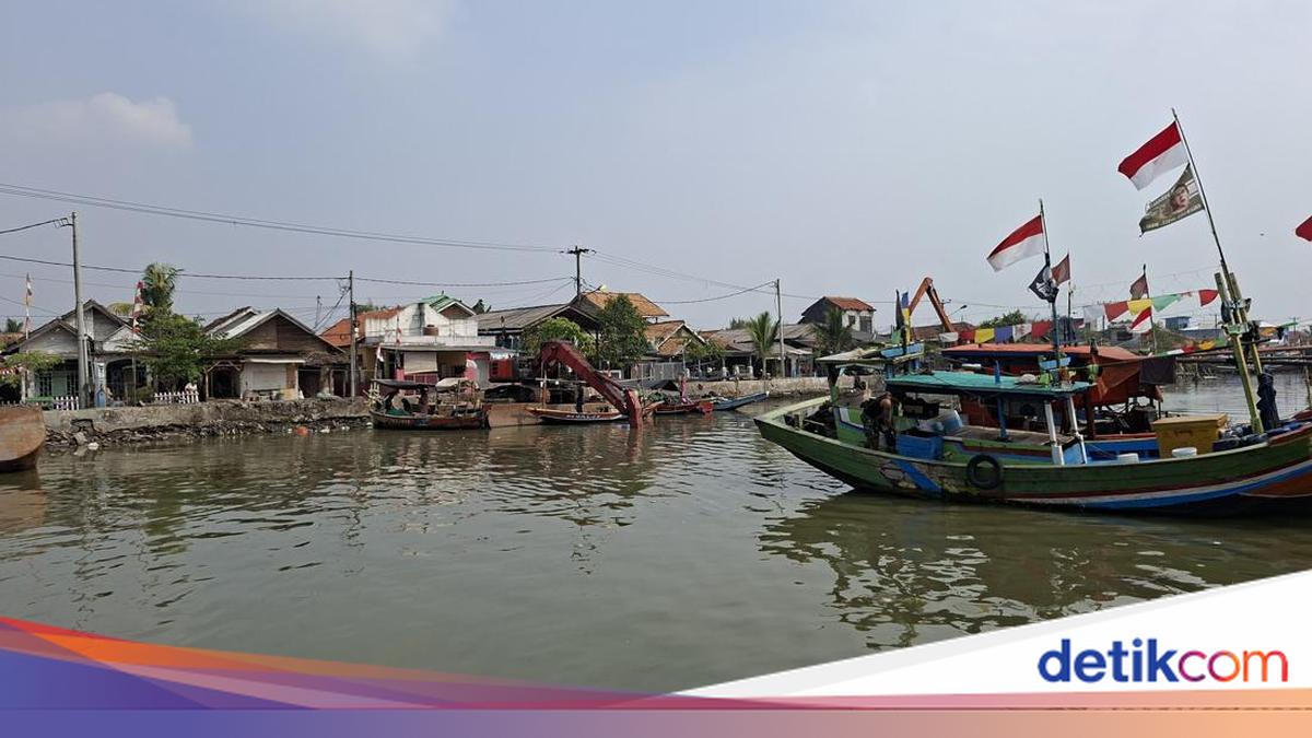 Muara Karangantu Serang Dibersihkan, Bangkai Kapal Diangkut